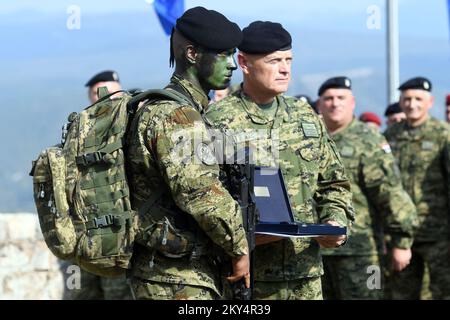 Kroatische Soldaten bei der Abschlussfeier der Ausbildung für die Führungskräfte des Marko Babic Leadership Development Center in der Festung Knin, am 12. Oktober 2022 in Knin, Kroatien. Für den letzten marsch laufen die Soldaten 88 Kilometer von Udinba nach Knin Fortres, wo die letzte Zeremonie stattfindet. Foto: Hrvoje Jelavic/PIXSELL Stockfoto