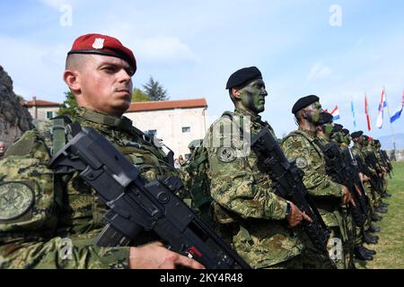 Kroatische Soldaten bei der Abschlussfeier der Ausbildung für die Führungskräfte des Marko Babic Leadership Development Center in der Festung Knin, am 12. Oktober 2022 in Knin, Kroatien. Für den letzten marsch laufen die Soldaten 88 Kilometer von Udinba nach Knin Fortres, wo die letzte Zeremonie stattfindet. Foto: Hrvoje Jelavic/PIXSELL Stockfoto