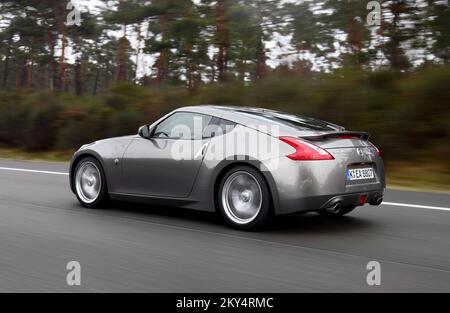 Das neue japanische Sport-Coupé Nissan 370Z hat seine Wurzeln im Jahr 1969 Datsun 240-z. Der Nachfolger des Modells 350Z trägt die Kennzeichnung 370Z, da er mit 3,7 Liter V6 mit 331 ps betrieben wird. Er ist leistungsfähiger, aber wirtschaftlicher. Neben dem Getriebe mit 6 Gängen und der Syncro-Drehzahlregelung bieten sie zum ersten Mal ein Automatikgetriebe mit sieben Gängen außerhalb der Unendlichkeit. Das neue „Z“ ist kürzer, leichter und schneller. Er kann in 5 Sekunden von 0-100 km/h auf eine Höchstgeschwindigkeit von 250 km/h angehoben werden Stockfoto