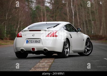 Das neue japanische Sport-Coupé Nissan 370Z hat seine Wurzeln im Jahr 1969 Datsun 240-z. Der Nachfolger des Modells 350Z trägt die Kennzeichnung 370Z, da er mit 3,7 Liter V6 mit 331 ps betrieben wird. Er ist leistungsfähiger, aber wirtschaftlicher. Neben dem Getriebe mit 6 Gängen und der Syncro-Drehzahlregelung bieten sie zum ersten Mal ein Automatikgetriebe mit sieben Gängen außerhalb der Unendlichkeit. Das neue „Z“ ist kürzer, leichter und schneller. Er kann in 5 Sekunden von 0-100 km/h auf eine Höchstgeschwindigkeit von 250 km/h angehoben werden Stockfoto