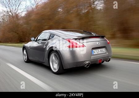 Das neue japanische Sport-Coupé Nissan 370Z hat seine Wurzeln im Jahr 1969 Datsun 240-z. Der Nachfolger des Modells 350Z trägt die Kennzeichnung 370Z, da er mit 3,7 Liter V6 mit 331 ps betrieben wird. Er ist leistungsfähiger, aber wirtschaftlicher. Neben dem Getriebe mit 6 Gängen und der Syncro-Drehzahlregelung bieten sie zum ersten Mal ein Automatikgetriebe mit sieben Gängen außerhalb der Unendlichkeit. Das neue „Z“ ist kürzer, leichter und schneller. Er kann in 5 Sekunden von 0-100 km/h auf eine Höchstgeschwindigkeit von 250 km/h angehoben werden Stockfoto