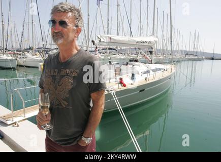 Ehemaliger Teamchef aus dem Jahr F1 Eddie Jordan mit seinem neuen Boot Elan 450. Stockfoto