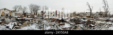 US Army Corps of Engineers Breezy Point Feuerlöscher entfernen. New York Hurrikan Sandy. Fotos zu Katastrophen- und Notfallmanagementprogrammen, Aktivitäten und Beamten Stockfoto