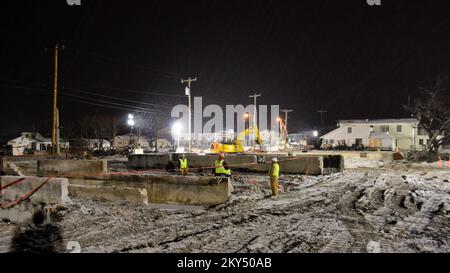 US Army Corps of Engineers Breezy Point Feuerlöscher entfernen. New York Hurrikan Sandy. Fotos zu Katastrophen- und Notfallmanagementprogrammen, Aktivitäten und Beamten Stockfoto