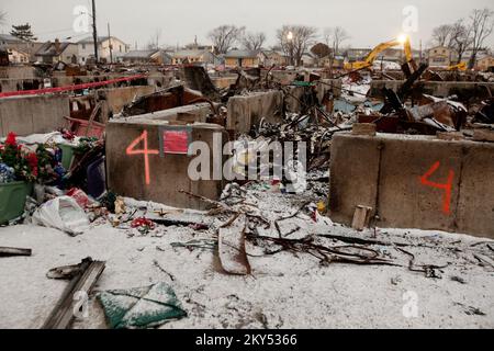 Breezy Point, New York, 8. Februar 2013, die USA Das Army Corps of Engineers (USACE) führt in den über 100 Häusern, die während des Hurrikans Sandy durch Brände in Breezy Point, New York, zerstört wurden, die Beseitigung von persönlichen Eigentum durch. Der Betrieb wird über Nacht durchgeführt, um die Reinigung zu beschleunigen, und die Arbeiten werden fortgesetzt, während ein Nor'easter in den Bereich zieht. Andrea Booher/FEMA. New York Hurrikan Sandy. Fotos zu Katastrophen- und Notfallmanagementprogrammen, Aktivitäten und Beamten Stockfoto