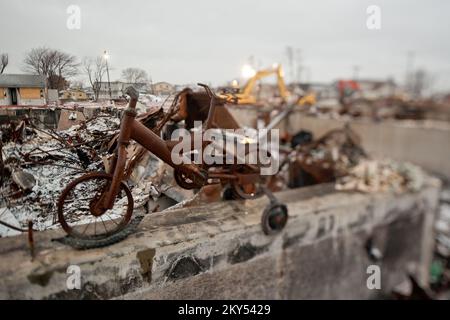 Breezy Point, New York, 8. Februar 2013, die USA Das Army Corps of Engineers (USACE) führt in den über 100 Häusern, die während des Hurrikans Sandy durch Brände in Breezy Point, New York, zerstört wurden, die Beseitigung von persönlichen Eigentum durch. Der Betrieb wird über Nacht durchgeführt, um die Reinigung zu beschleunigen, und die Arbeiten werden fortgesetzt, während ein Nor'easter in den Bereich zieht. Andrea Booher/FEMA. New York Hurrikan Sandy. Fotos zu Katastrophen- und Notfallmanagementprogrammen, Aktivitäten und Beamten Stockfoto