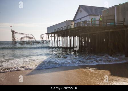 Seaside Heights, N.J., 14. März 2013 Arbeiter räumen weiterhin Trümmer und reparieren Gebäude auf dem Seaside Heights Boardwalk im Rahmen des Wiederaufbaus nach Hurrikan Sandy. Viele Trümmer wurden von den Stränden entfernt und die Promenade wird rechtzeitig zum Memorial Day wieder aufgebaut. Hurrikan Sandy Aus New Jersey. Fotos zu Katastrophen- und Notfallmanagementprogrammen, Aktivitäten und Beamten Stockfoto