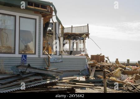 Bayville, N.J., 15. Februar 2013 das Water's Edge Restaurant, das fast vom Hurrikan Sandy zerstört wurde, wird im Frühling wieder eröffnet. Hurrikan Sandy Aus New Jersey. Fotos zu Katastrophen- und Notfallmanagementprogrammen, Aktivitäten und Beamten Stockfoto