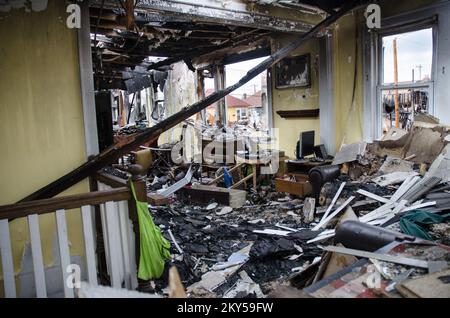 Long Beach, New York, 20. Februar 2013 Überreste von sieben Häusern, die bis auf den Boden abgebrannt sind und drei weitere, die größere Schäden erlitten haben, in der Kanalgegend von Long Beach. Auf der Höhe des Hurricane Sandy mussten die Feuerwehrleute mit einem Schlauch und einer tragbaren Pumpe durch das Hochwasser der Brust laufen, um das Feuer zu bekämpfen. Es dauerte sechs Stunden, um das Feuer einzudämmen und zu löschen. K.C.WILSEY/FEMA. New York Hurrikan Sandy. Fotos zu Katastrophen- und Notfallmanagementprogrammen, Aktivitäten und Beamten Stockfoto