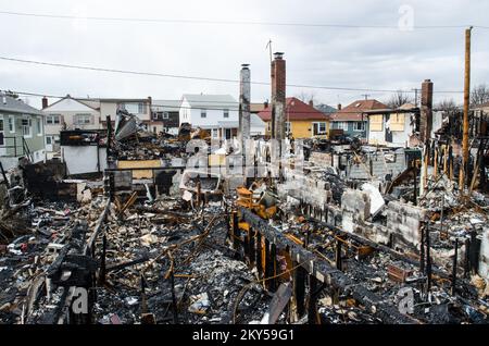 Long Beach, New York, 20. Februar 2013 Überreste von sieben Häusern, die bis auf den Boden abgebrannt sind und drei weitere, die größere Schäden erlitten haben, in der Kanalgegend von Long Beach. Auf der Höhe des Hurricane Sandy mussten die Feuerwehrleute mit einem Schlauch und einer tragbaren Pumpe durch das Hochwasser der Brust laufen, um das Feuer zu bekämpfen. Es dauerte sechs Stunden, um das Feuer einzudämmen und zu löschen. K.C.WILSEY/FEMA. New York Hurrikan Sandy. Fotos zu Katastrophen- und Notfallmanagementprogrammen, Aktivitäten und Beamten Stockfoto