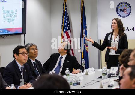 Queens, N.Y., 28. Februar 2013 die FEMA war Gastgeber eines Emergency Management Teams aus Japan im NY Joint Field Office (JFO), um sie über die Notfallwiederherstellungsmaßnahmen für Hurrikan Sandy zu informieren. Jessica Steinbeck, International Visitor Coordinator, gibt einen Überblick über die FEMA. K.C.WILSEY/FEMA. New York Hurrikan Sandy. Fotos zu Katastrophen- und Notfallmanagementprogrammen, Aktivitäten und Beamten Stockfoto