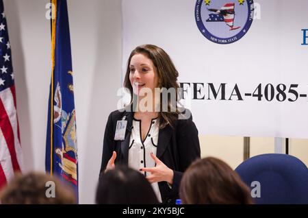 Queens, N.Y., 28. Februar 2013 die FEMA war Gastgeber eines Emergency Management Teams aus Japan im NY Joint Field Office (JFO), um sie über die Notfallwiederherstellungsmaßnahmen für Hurrikan Sandy zu informieren. Jessica Steinbeck, International Visitor Coordinator, gibt einen Überblick über die FEMA. K.C.WILSEY/FEMA. New York Hurrikan Sandy. Fotos zu Katastrophen- und Notfallmanagementprogrammen, Aktivitäten und Beamten Stockfoto