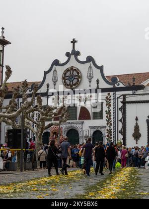 Die Prozession von Senhor Santo Cristo dos Milagres durch das Kloster unserer Frau der Hoffnung in Ponta Delgada Stockfoto