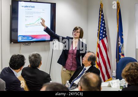 Queens, N.Y., 28. Februar 2013 die FEMA war Gastgeber eines Emergency Management Teams aus Japan im NY Joint Field Office (JFO), um sie über die Notfallwiederherstellungsmaßnahmen für Hurrikan Sandy zu informieren. Hannah Vick, Assistant External Affairs Officer, spricht über die Nutzung sozialer Medien während der Reaktion auf den Hurrikan Sandy und der Erholung davon. K.C.WILSEY/FEMA. New York Hurrikan Sandy. Fotos zu Katastrophen- und Notfallmanagementprogrammen, Aktivitäten und Beamten Stockfoto