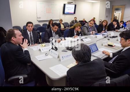 Queens, New York, 28. Februar 2013 die FEMA hat im NY Joint Field Office (JFO) Notfallteams aus Japan und der Arabischen Liga eingeladen, um sie über die Maßnahmen zur Wiederherstellung nach Katastrophen bei Hurrikan Sandy zu informieren. Dan Alexander (links), Deputy Federal Coordinating Officer for Recovery, spricht über die Strategie der FEMA zur Unterstützung des Wiederaufbaus und der Wiederherstellung der im Hurrikan Sandy beschädigten Gemeinden. K.C.WILSEY/FEMA.. Fotos zu Katastrophen- und Notfallmanagementprogrammen, Aktivitäten und Beamten Stockfoto