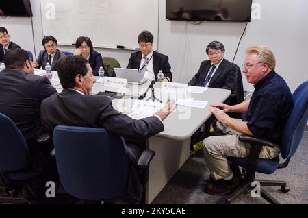Queens, New York, 28. Februar 2013 die FEMA hat im NY Joint Field Office (JFO) Notfallteams aus Japan und der Arabischen Liga ausgerichtet. Michael Byrne, Federal Coordinating Officer, informiert die Besucher über die Reaktion der FEMA auf den Hurrikan Sandy und seine Wiederaufbaumaßnahmen. K.C.WILSEY/FEMA. New York Hurrikan Sandy. Fotos zu Katastrophen- und Notfallmanagementprogrammen, Aktivitäten und Beamten Stockfoto