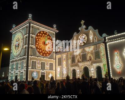 Nachtaufnahme des Platzes des Klosters der Heiligen Maria der Hoffnung, dekoriert mit Lichtern für die Feierlichkeiten von Senhor Santo Cristo dos Milagres in Ponta Delgada Stockfoto