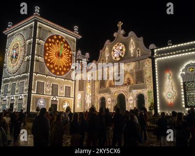 Nachtaufnahme des Platzes des Klosters der Heiligen Maria der Hoffnung, dekoriert mit Lichtern für die Feierlichkeiten von Senhor Santo Cristo dos Milagres in Ponta Delgada Stockfoto