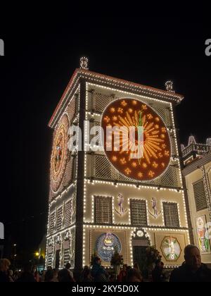 Nachtaufnahme des Platzes des Klosters der Heiligen Maria der Hoffnung, dekoriert mit Lichtern für die Feierlichkeiten von Senhor Santo Cristo dos Milagres in Ponta Delgada Stockfoto