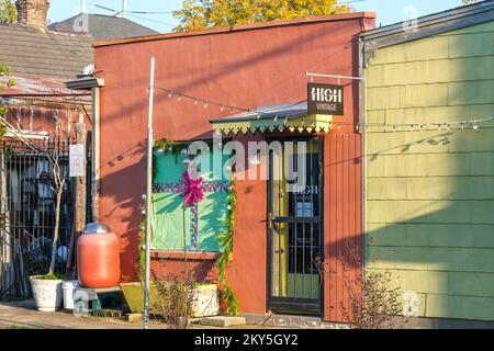 NEW ORLEANS, LA, USA - 28. NOVEMBER 2022: High-Vintage-Bekleidungsgeschäft im Viertel Carrollton Stockfoto