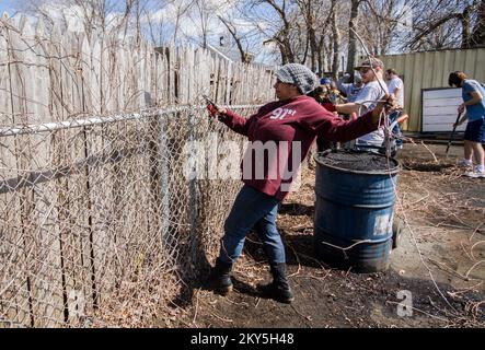 Union Beach, N.J., 26. März 2013 Studenten der University of Wisconsin räumen Müll für die Wiedereröffnung von Jakeabob's Bay Restaurant auf. Diese Freiwilligen nutzten ihre Frühjahrsferien, um den vom Hurrikan Sandy betroffenen Gemeinden Hoffnung und Hilfe zu bieten. Hurrikan Sandy Aus New Jersey. Fotos zu Katastrophen- und Notfallmanagementprogrammen, Aktivitäten und Beamten Stockfoto