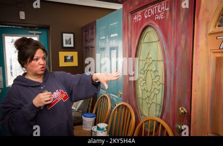 Union Beach, N.J., 26. März 2013: Angelina 'Gigi' Liaguano Dorr, Eigentümer des Jakeabob's Bay Restaurants, beschreibt die Türen, die sie aus stürmlich zerstörten Häusern in der Union Beach Gemeinde gesammelt hat. Die Türen und Bilder werden am neuen Standort ihres Restaurants ausgestellt, nachdem der ursprüngliche Standort durch den Sturm abgerissen wurde. Die Präsentation soll an die nach der Katastrophe verstärkte Gemeinschaftsbindung erinnern. Hurrikan Sandy Aus New Jersey. Fotos zu Katastrophen- und Notfallmanagementprogrammen, Aktivitäten und Beamten Stockfoto