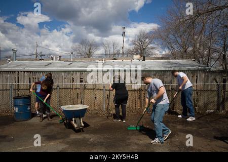 Union Beach, N.J., 26. März 2013 Freiwillige Studenten der University of Wisconsin verbringen ihre Frühjahrsferien damit, Trümmer zu beseitigen und Hurrikan Sandy zu helfen, die Unternehmen und Häuser im Zuge des Wiederaufbaus und Wiederaufbaus nach dem Sturm in Mitleidenschaft gezogen haben. Hurrikan Sandy Aus New Jersey. Fotos zu Katastrophen- und Notfallmanagementprogrammen, Aktivitäten und Beamten Stockfoto