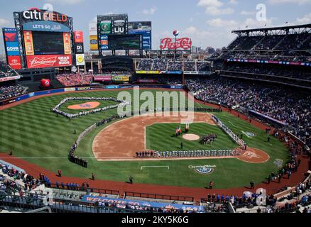 Flushing, New York, 1. April 2013 Hurrikan Sandy Ersthelfer und Freiwillige wurden im Citi Field während der Zeremonie vor dem Spiel für den Eröffnungstag der Mets geehrt. Mehr als 500 Ersthelfer des Hurricane Sandy standen auf dem Feld für die Nationalhymne, darunter Vertreter der FEMA, Polizei, Feuerwehrleute, Militärpersonal und Freiwillige von Habitat for Humanity. Ashley Andujar/FEMA. New York Hurrikan Sandy. Fotos zu Katastrophen- und Notfallmanagementprogrammen, Aktivitäten und Beamten Stockfoto