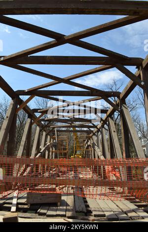 Upper Leacock and Manheim Townships, Pa, 7. April 2013 der Wiederaufbau der überdachten Brücke von Pinetown über den Conestoga River in Lancaster County wird fortgesetzt. Die FEMA-Mittel werden 75 Prozent der $1,1 Millionen Dollar decken, die es kosten wird, die 146 Jahre alte Brücke wieder aufzubauen, die 2011 durch den Tropical Storm Lee und Hurrikan Sandy fast vollständig zerstört wurde. Pennsylvania Hurrikan Irene. Fotos zu Katastrophen- und Notfallmanagementprogrammen, Aktivitäten und Beamten Stockfoto