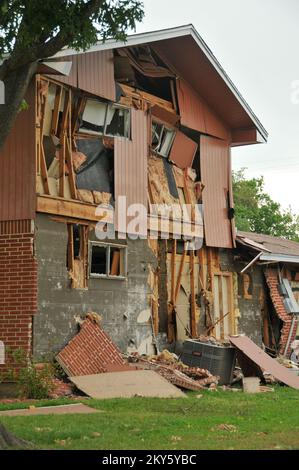 West, Texas, 9. Mai 2013 viele Häuser im Westen weisen Anzeichen von Schäden auf, die infolge der Explosion der Düngemittelanlage im April 17 entstanden sind. Die Federal Emergency Management Agency hilft den Bewohnern, sich von der Katastrophe zu erholen. Norman Lenburg/FEMA.. Fotos zu Katastrophen- und Notfallmanagementprogrammen, Aktivitäten und Beamten Stockfoto