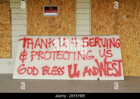 West, Texas, 9. Mai 2013 in der gesamten Gemeinde sind Anzeichen von Hoffnung zu erkennen, die von der Explosion der Düngemittelanlage im April 17 betroffen waren. Die Federal Emergency Management Agency hilft den Bewohnern, sich von der Katastrophe zu erholen. Norman Lenburg/FEMA. Norman Lenburg/FEMA. Fotos zu Katastrophen- und Notfallmanagementprogrammen, Aktivitäten und Beamten Stockfoto