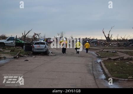 Moore, Okla., 20. Mai 2013 TX-TF1 führt Wide Area Search in Moore, OK, durch. Fotos zu Katastrophen- und Notfallmanagementprogrammen, Aktivitäten und Beamten Stockfoto