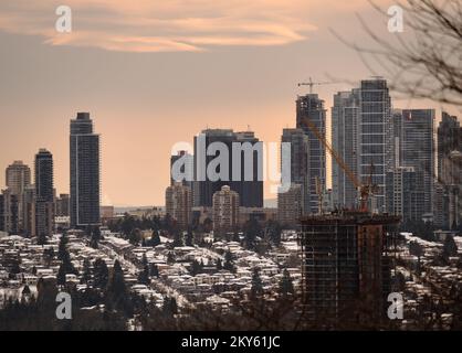 Sonnenuntergang über der Winter Skyline von Burnaby, British Columbia, Kanada im November 2022 Stockfoto