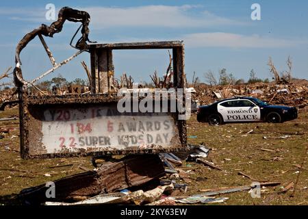 Moore, Okla., 22. Mai 2013 Tornado Damaged Tower Grundschule in Moore, Oklahoma. Am 20.. Mai wurde das Gebiet von einem Tornado um F5 Uhr getroffen, der weitreichende Zerstörungen verursachte. Andrea Booher/FEMA... Fotos zu Katastrophen- und Notfallmanagementprogrammen, Aktivitäten und Beamten Stockfoto