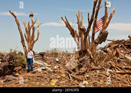 Moore, Okla., 22. Mai 2013 Moore-Bewohner betrachten die Zerstörung von Wohnhäusern, die durch einen Tornado von F5 verursacht wurde, der am 20. Mai zuschlug. Andrea Booher/FEMA... Fotos zu Katastrophen- und Notfallmanagementprogrammen, Aktivitäten und Beamten Stockfoto