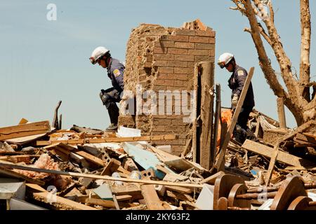 Moore, Okla., 22. Mai 2013 FEMA Urban Search and Rescue (NE TF1) Teammitglieder suchen Haus zu Haus nach Überlebenden in einem vom Tornado verwüsteten Viertel in Moore, Oklahoma. Andrea Booher/FEMA... Fotos zu Katastrophen- und Notfallmanagementprogrammen, Aktivitäten und Beamten Stockfoto