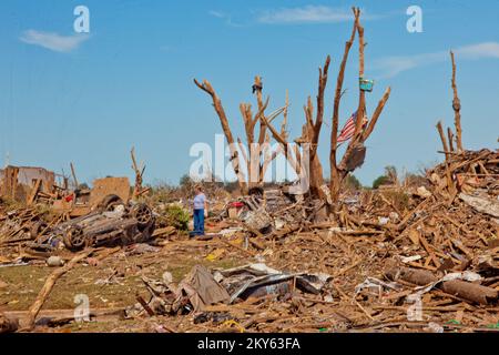 Moore, Okla., 22. Mai 2013 Moore-Bewohner betrachten die Zerstörung von Wohnhäusern, die durch einen Tornado von F5 verursacht wurde, der am 20. Mai zuschlug. Andrea Booher/FEMA... Fotos zu Katastrophen- und Notfallmanagementprogrammen, Aktivitäten und Beamten Stockfoto