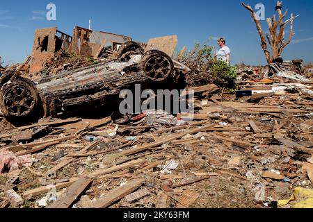 Moore, Okla., 22. Mai 2013 Moore-Bewohner betrachten die Zerstörung von Wohnhäusern, die durch einen Tornado von F5 verursacht wurde, der am 20. Mai zuschlug. Andrea Booher/FEMA... Fotos zu Katastrophen- und Notfallmanagementprogrammen, Aktivitäten und Beamten Stockfoto