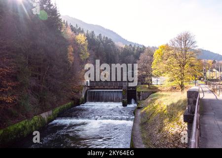 Malerische Herbstlandschaft der Gorges de l'Areuse, Noirague, Neuchatel, Schweiz, Europa. Schleuse auf dem Fluss in den Jura-Bergen. Stockfoto