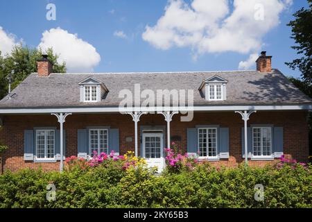 Altes Haus aus rotem Ziegelstein aus den 1858 Jahren mit grauen, weißen