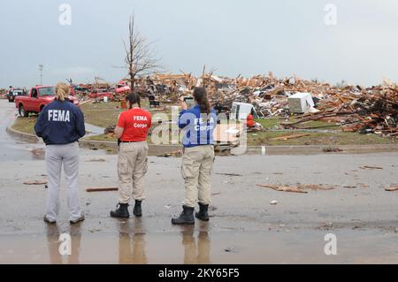 FEMA Disaster Survivor Assistance Team am Katastrophenstandort. Fotos zu Katastrophen- und Notfallmanagementprogrammen, Aktivitäten und Beamten Stockfoto