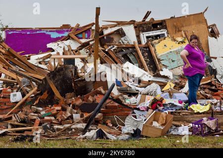 Moore, Okla., 23. Mai 2013, Bewohner von Moore, Brenda McCalister hilft ihrem Bruder, nach persönlichen Gegenständen zu suchen, nachdem ein Tornado von F5 die Stadt am 20.. Mai traf. Andrea Booher/FEMA... Fotos zu Katastrophen- und Notfallmanagementprogrammen, Aktivitäten und Beamten Stockfoto