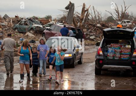Moore, Oklahoma, 23. Mai, 2013 Einwohner kehren nach Hause zurück, um nach einem Tornado in der Gemeinde Moore, Oklahoma am 20.. Mai nach Hause zu kommen. Andrea Booher/FEMA... Fotos zu Katastrophen- und Notfallmanagementprogrammen, Aktivitäten und Beamten Stockfoto