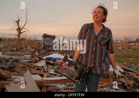Moore, Okla., 23. Mai 2013 Moore Assistenzarzt, Kathryn Hudgins strahlt nach der Wiederherstellung der Singer-Nähmaschine ihrer Freundin. Die Stadt Moore wurde am 20.. Mai von einem Tornado um F5 Uhr getroffen. Andrea Booher/ .. Fotos zu Katastrophen- und Notfallmanagementprogrammen, Aktivitäten und Beamten Stockfoto