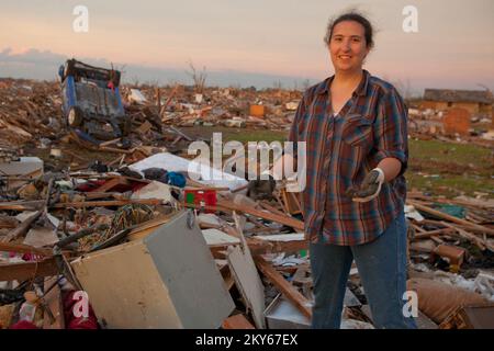 Moore, Okla., 23. Mai 2013, Assistentin und Freiwillige in Moore, Kathryn Hudgins hilft ihren Nachbarn, Trümmer zu durchsuchen, um ihre Sachen zu finden. Die Gegend wurde am 20. Mai 2013 von einem EF5 Tornado getroffen. Andrea Booher/FEMA... Fotos zu Katastrophen- und Notfallmanagementprogrammen, Aktivitäten und Beamten Stockfoto