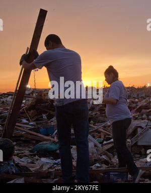 Moore, Okla., 23. Mai 2013 Moore Bewohner bewegen Trümmer auf der Suche nach einem vermissten Kätzchen. Die Moore-Gegend wurde am 20.. Mai von einem Tornado um F5 Uhr getroffen. Andrea Booher/FEMA... Fotos zu Katastrophen- und Notfallmanagementprogrammen, Aktivitäten und Beamten Stockfoto