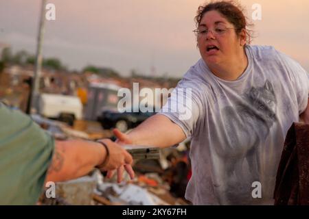 Moore, Okla., 23. Mai 2013 Bewohner von Moore, Nikki Loverde hilft ihrer Nachbarin, ihre Sachen aus den Trümmern ihres Hauses zu holen. Die Gegend wurde am 20. Mai 2013 von einem F5 Tornado getroffen. Andrea Booher/FEMA... Fotos zu Katastrophen- und Notfallmanagementprogrammen, Aktivitäten und Beamten Stockfoto