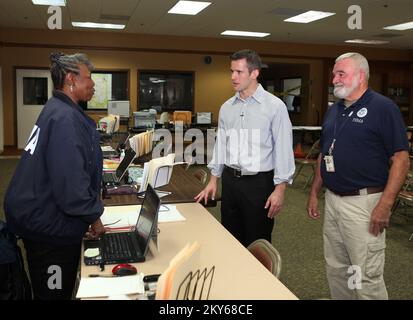 Marseilles, Illinois, 24. Mai 2013 Kongressabgeordneter Adam Kinzinger besucht das Disaster Recovery Center (DRC) zusammen mit dem DRC-Manager Paul Buffington in Marseilles, Illinois, um einen ersten Blick darauf zu werfen, wie die FEMA DRC den Überlebenden nach den Stürmen helfen kann. Die FEMA Disaster Recovery Center sind im gesamten Bundesstaat Illinois geöffnet und unterstützen Überlebende nach den schweren Stürmen, Sturmen und Überschwemmungen, die im April und Mai 2013 Tausende von Häusern beschädigt haben. David Fine/FEMA... Fotos zu Katastrophen- und Notfallmanagementprogrammen, Aktivitäten und Beamten Stockfoto