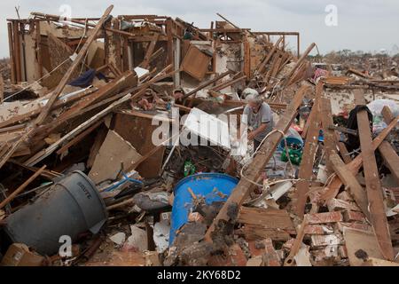 Moore, Okla., 24. Mai 2013, Bewohner von Moore, Wendy Gasaway sucht nach Trümmern, um ihre persönlichen Gegenstände zu finden, nachdem ein Tornado von F5 getroffen wurde. Andrea Booher/FEMA... Fotos zu Katastrophen- und Notfallmanagementprogrammen, Aktivitäten und Beamten Stockfoto