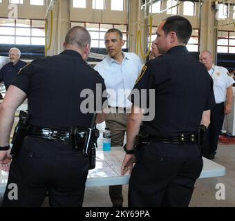 Moore, Okla., 26. Mai 2013 Präsident Barack Obama spricht mit Mitgliedern der normannischen Polizei während eines Besuchs einer Kommandozentrale, die in der Feuerwehrstation Nr. 1 von Moore eingerichtet wurde. Die Station diente als Einsatzzentrum für Ersthelfer. Moore, OK, 26. Mai 2013--Präsident Barack Obama spricht mit Mitgliedern der normannischen Polizei während eines Besuchs einer Kommandozentrale, die in der Moore Feuerwehrstation Nr. 1 eingerichtet wurde. Die Station diente als Einsatzzentrum für Ersthelfer. Fotos zu Katastrophen- und Notfallmanagementprogrammen, Aktivitäten und Beamten Stockfoto